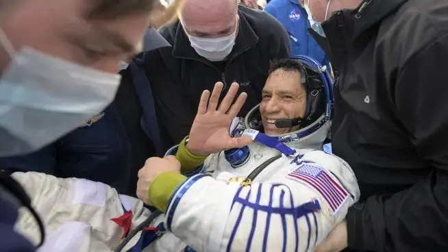 Astronauta aterriza en la Tierra después de más de un año en el espacio