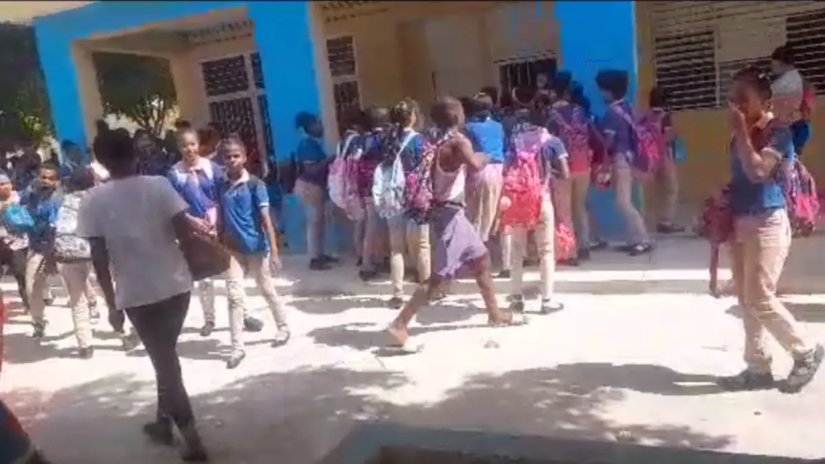 Denuncian profesores no asisten a impartir clases en Haina