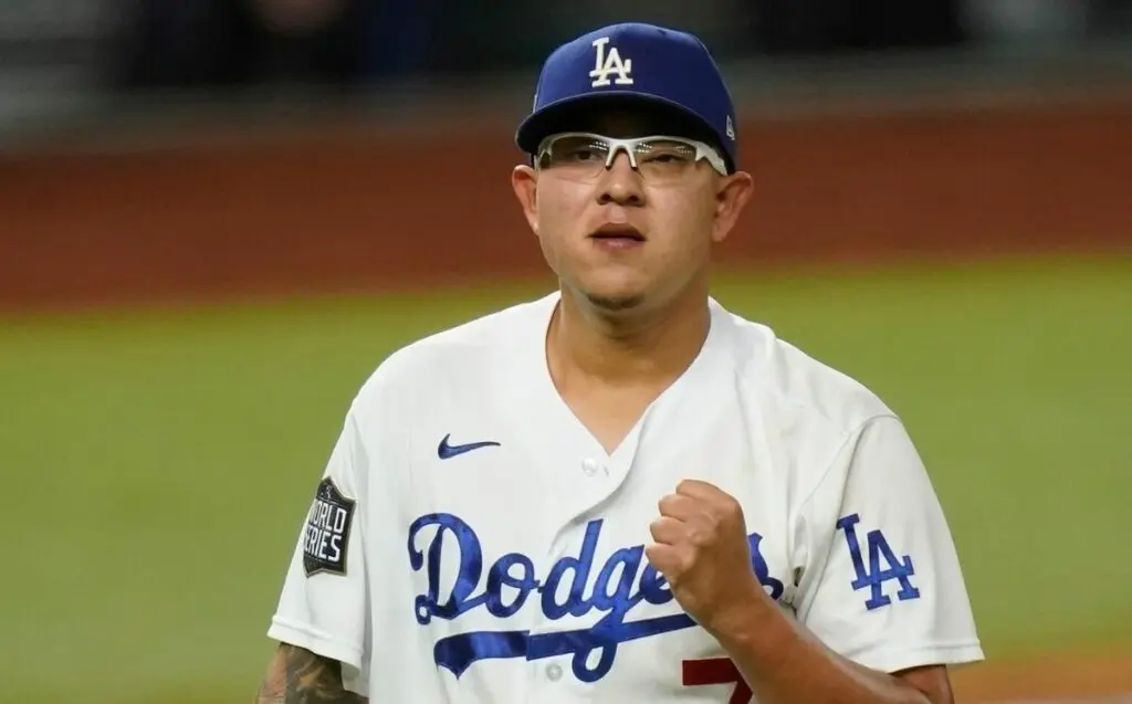 MLB ordena baja administrativa a Julio Urías, acusado de violencia doméstica