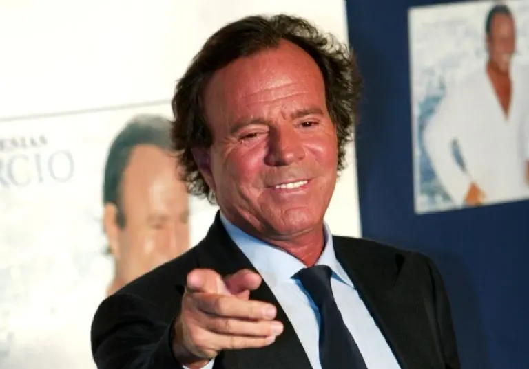 Más de 400 famosos felicitan a Julio Iglesias por sus 80 años