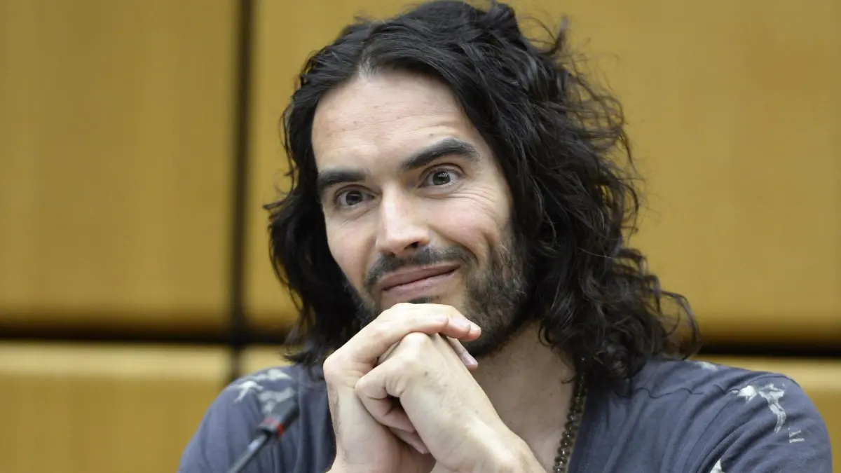 YouTube suspende a Russell Brand de sus ingresos por publicidad