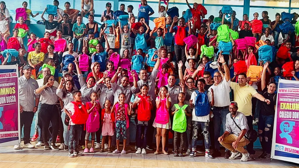 Entregan útiles escolares en La Vega