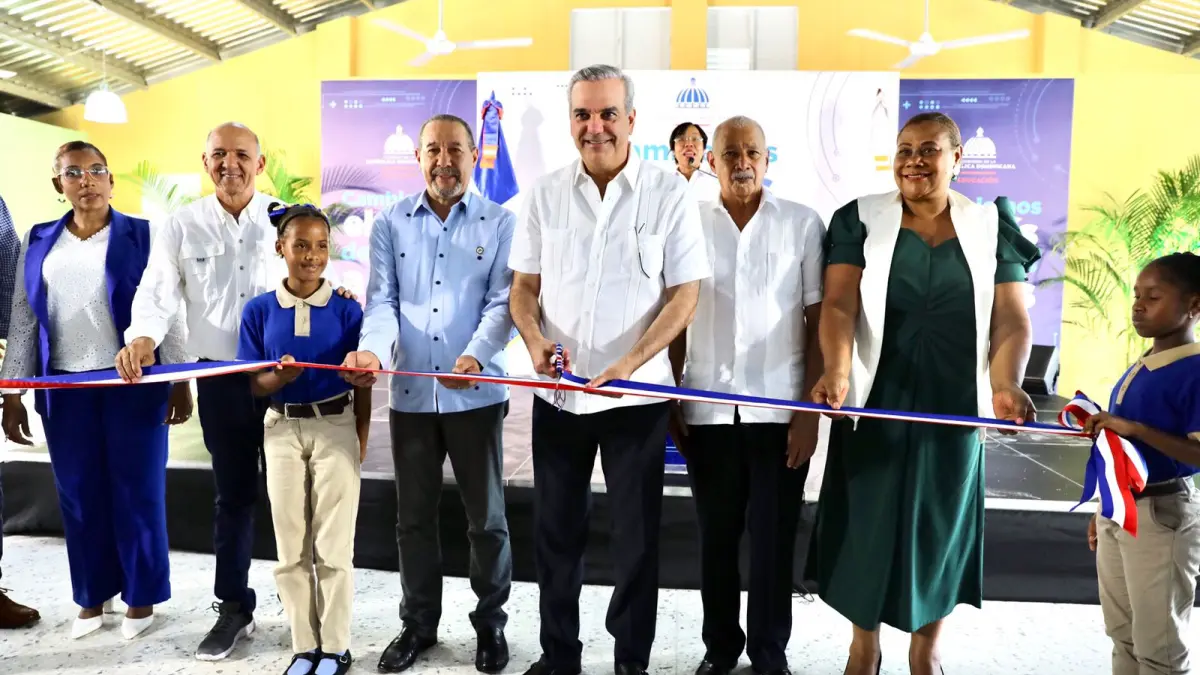 Presidente Abinader inaugura escuela básica en Sabana Perdida
