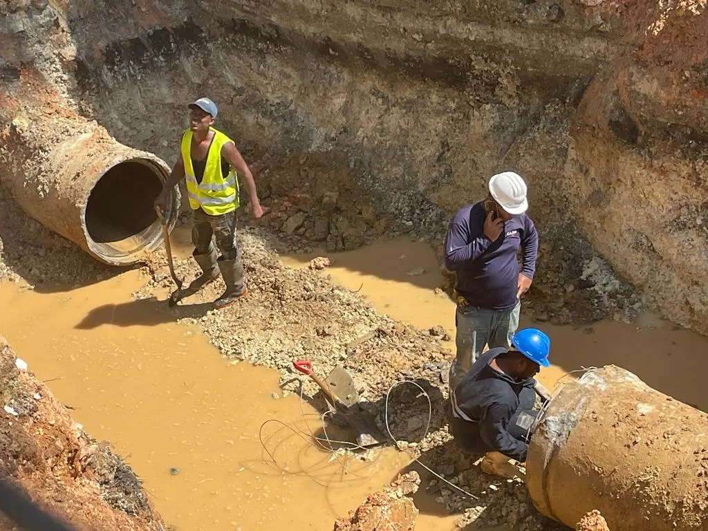 CAASD corrige avería del alcantarillado en el Canódromo