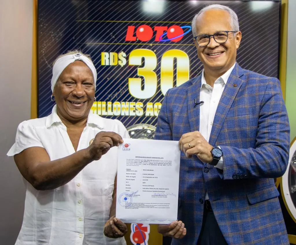 Se presenta uno de dos ganadores de 30 millones en la Loto