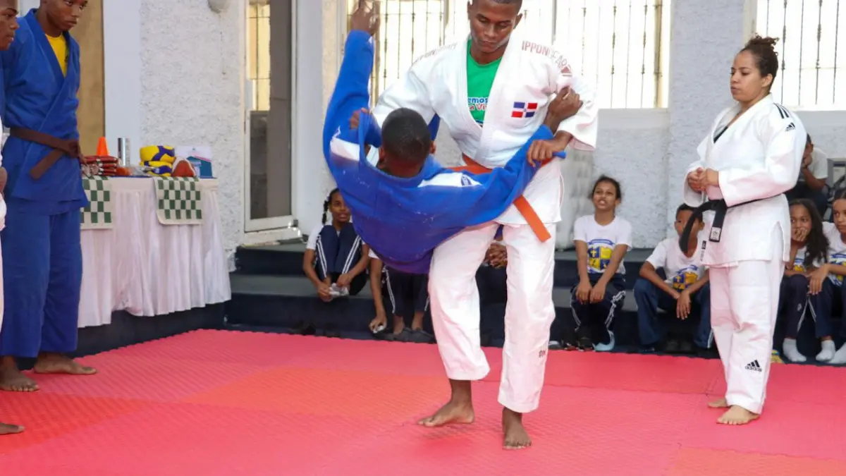 Entregan utilería deportiva para estudiantes de la escuela San Gabriel Arcángel