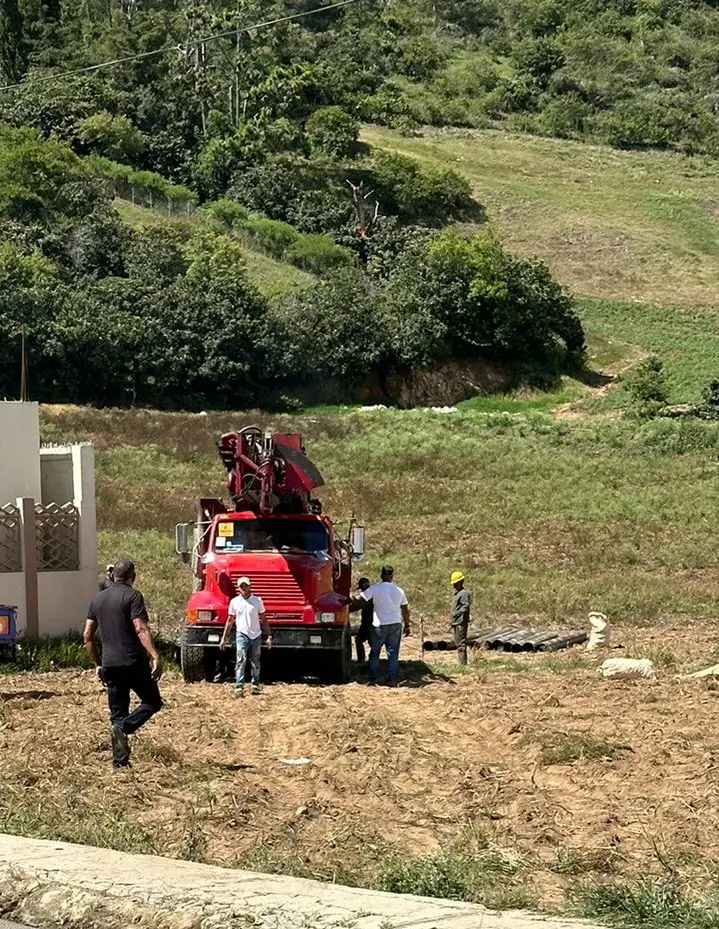 Denuncian construcción de pozo tubular y extracción de arena en río Tireo de Constanza