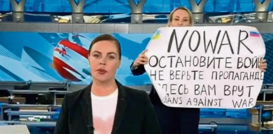 Condenan a 8,5 años a periodista rusa que protestó en la TV contra la guerra