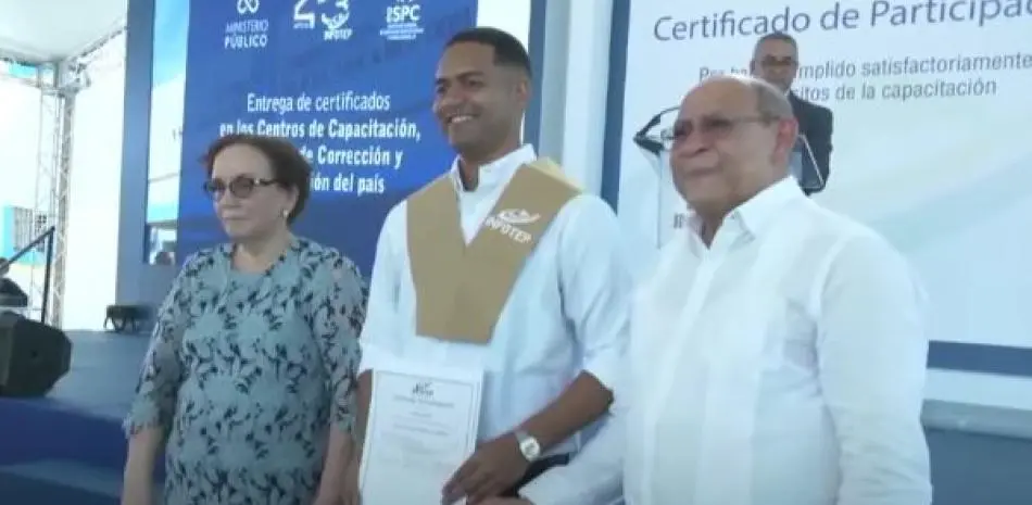 Marlon Martínez y otros privados de libertad se gradúan por Infotep