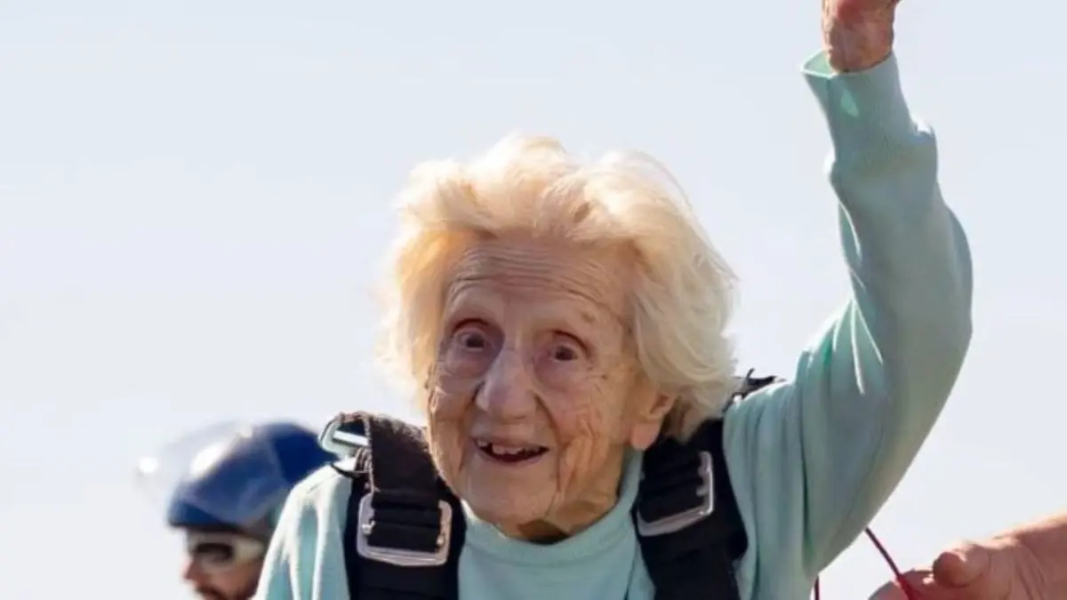 Anciana de 104 años salta en paracaídas para alcanzar récord Guinness