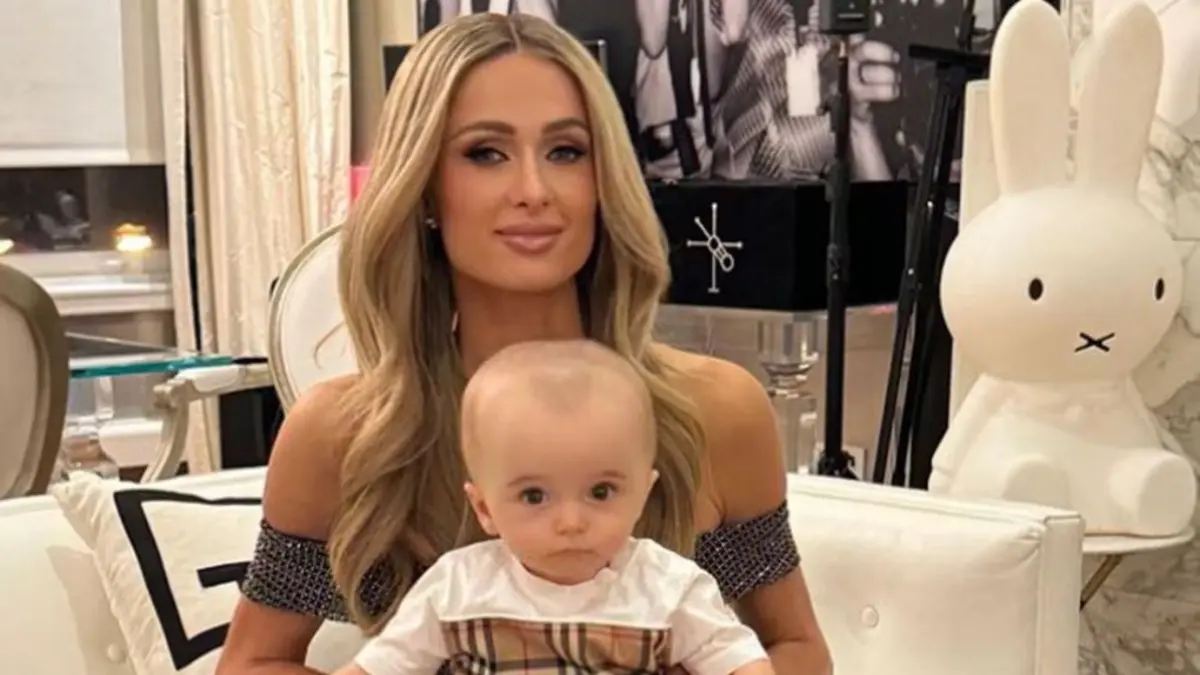 Paris Hilton niega su bebé sufra enfermedad ante comentarios por tamaño de su cabeza