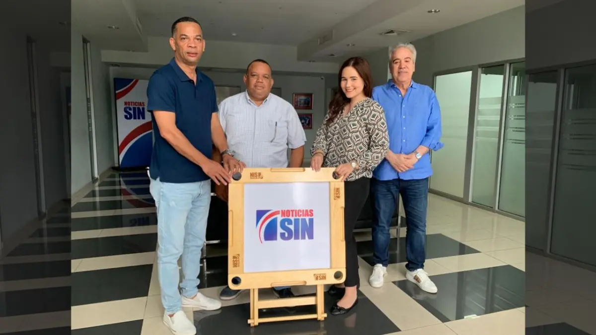 Grupo SIN dona mesas de dominó a la ACLUDODINA