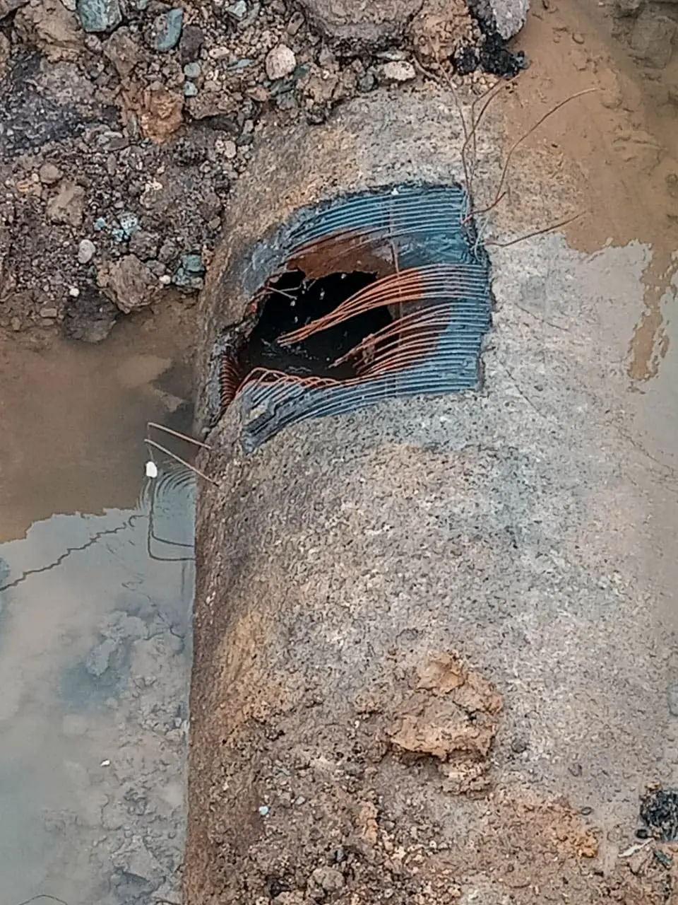 CAASD trabaja en corrección de avería en carretera Duarte vieja