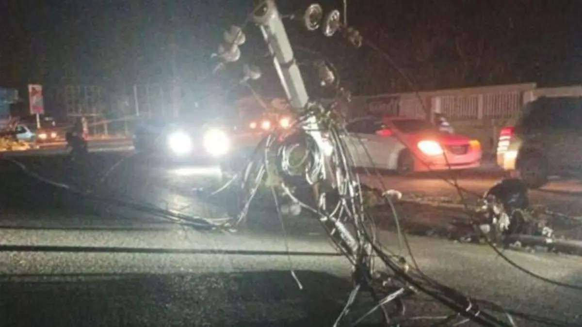 La Romana: Camión derriba seis postes de luz; Edeeste trabaja para restablecer servicio