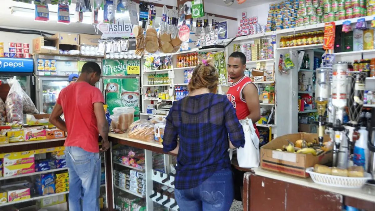Comerciantes rechazan licencia para venta de alcohol a colmados
