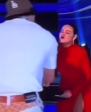 Bad Bunny evita beso de Maite Perroni en Premios Billboard 2023