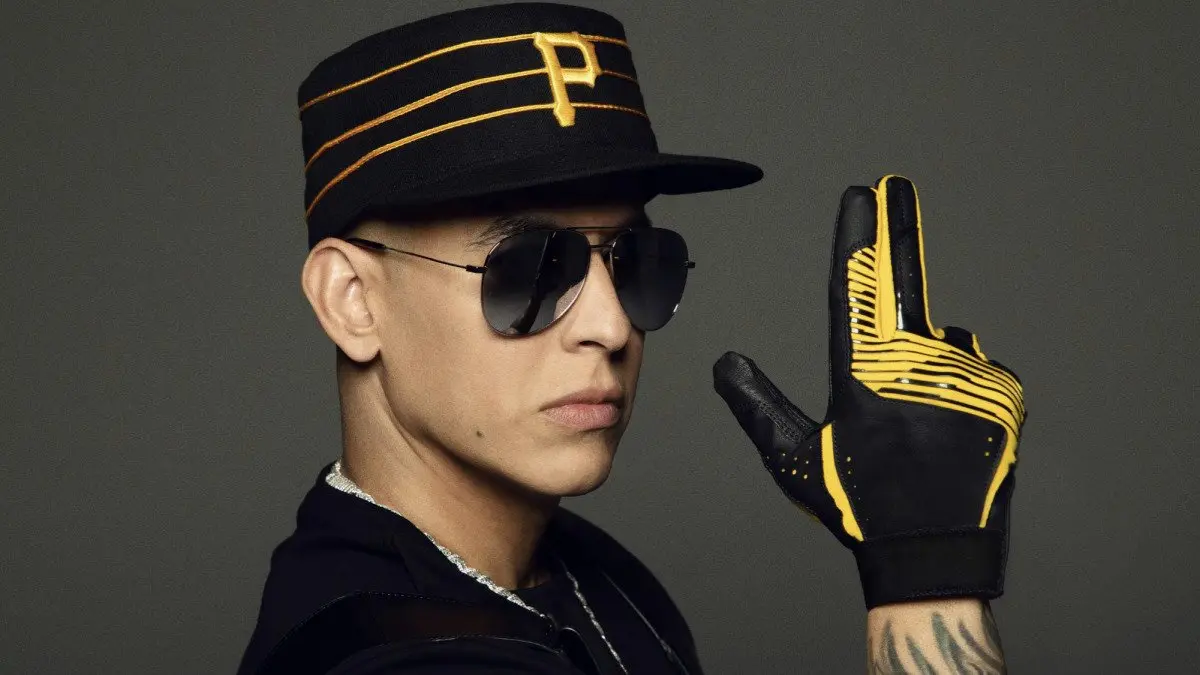 Daddy Yankee, Jhay Cortez y Jowell le ponen humor al reguetón en la serie Neon