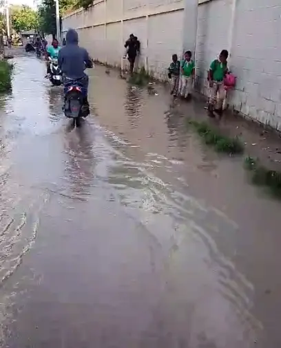 Inundaciones afectan ingreso a escuela Carmen Natalia Bonilla en SPM
