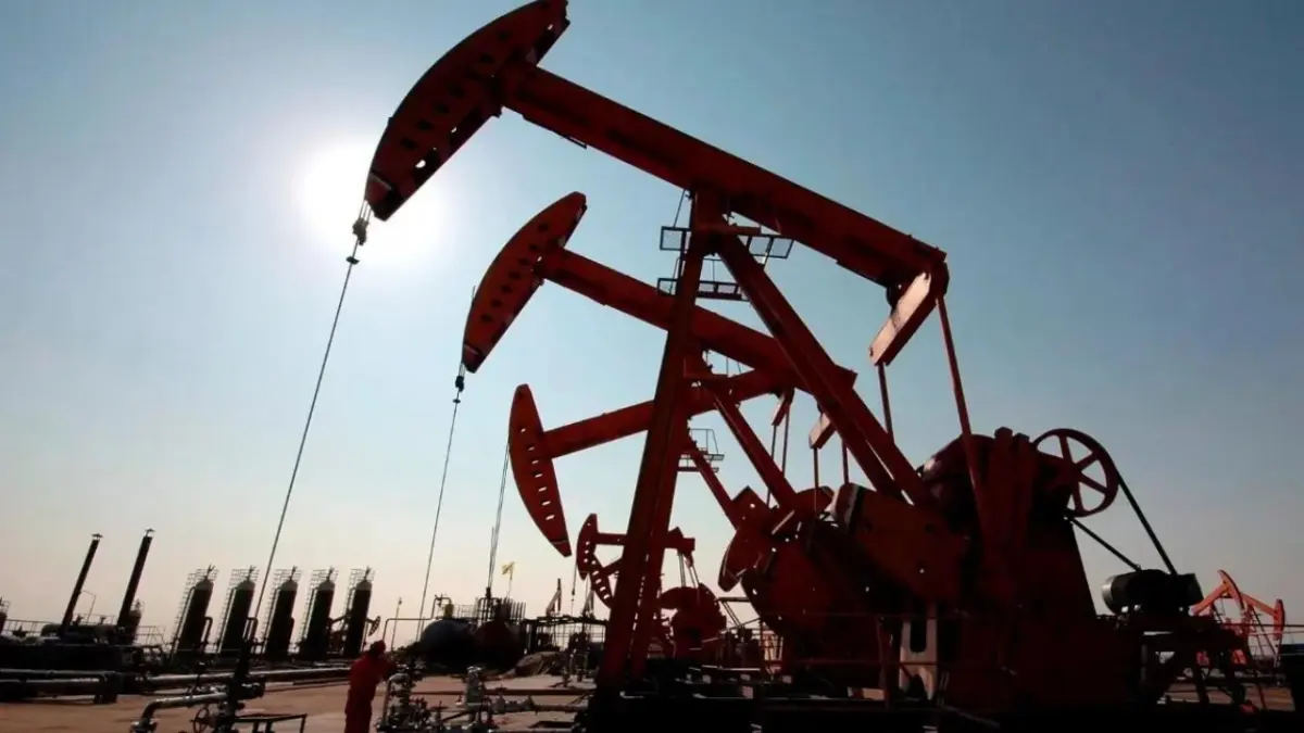 Negociaciones de paz en Ucrania y tensiones EE.UU.-Venezuela elevan precio del petróleo en Texas