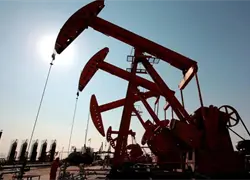 Negociaciones de paz en Ucrania y tensiones EE.UU.-Venezuela elevan precio del petróleo en Texas