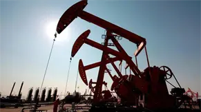 Negociaciones de paz en Ucrania y tensiones EE.UU.-Venezuela elevan precio del petr&oacute;leo en Texas