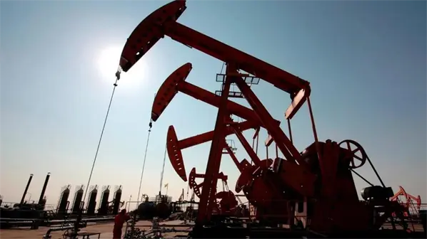 Negociaciones de paz en Ucrania y tensiones EE.UU.-Venezuela elevan precio del petróleo en Texas