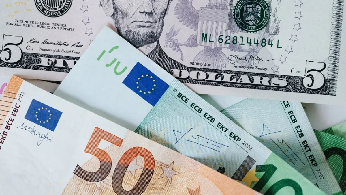 El euro se cambia por debajo de 1,06 dólares
