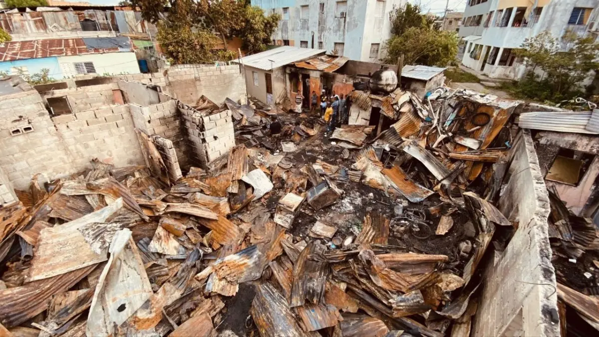 Evalúan daños para reconstruir 17 casas afectadas por incendio tras conflicto