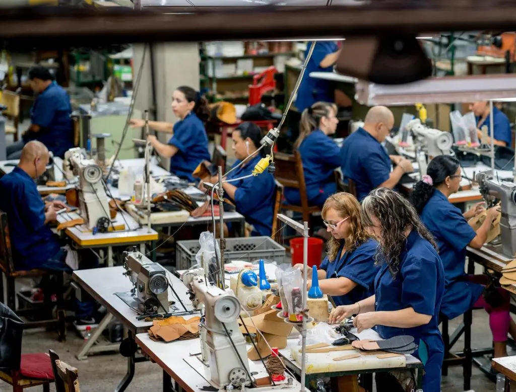 Gobernadora de NY eleva a 32,000 los trabajos disponibles para inmigrantes