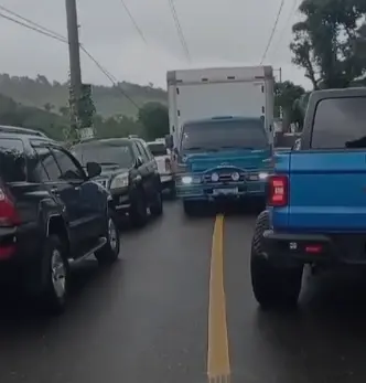 Denuncian gallera provoca congestión vehicular