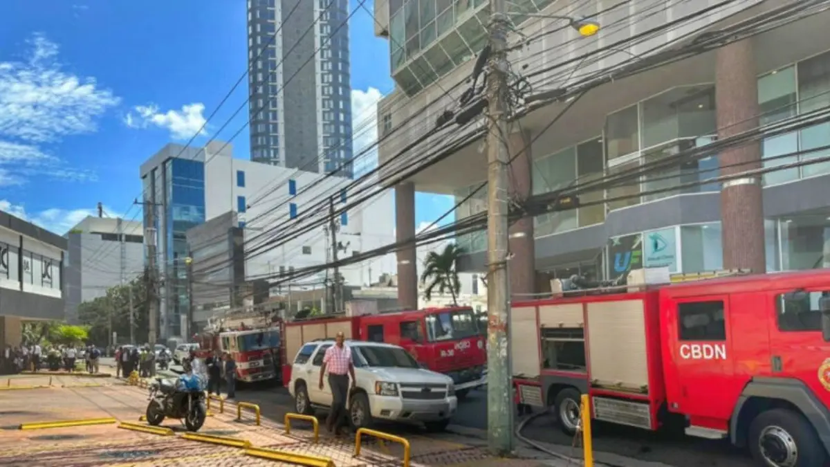 Incendio en parqueo del centro comercial Plaza Naco