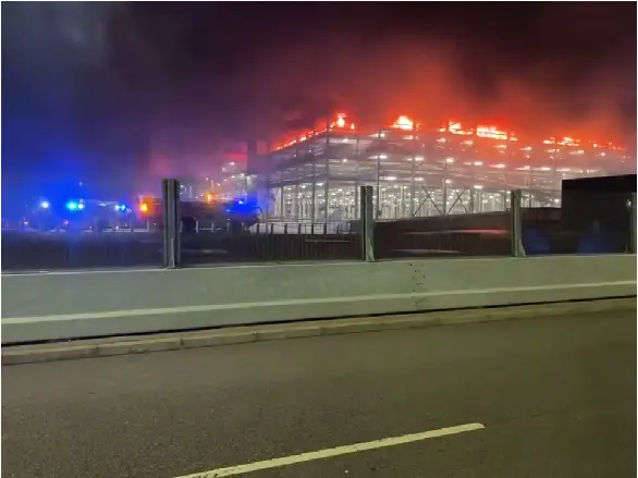 Incendio obliga a suspender todos los vuelos en aeropuerto londinense de Luton