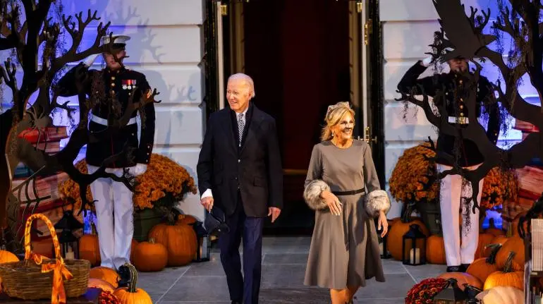 Primera dama EEUU disfrazada de gata da libros a los niños por Halloween