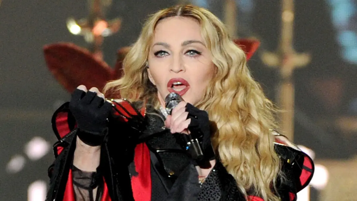 Madonna arranca en Londres su gira mundial con éxitos de cuatro décadas