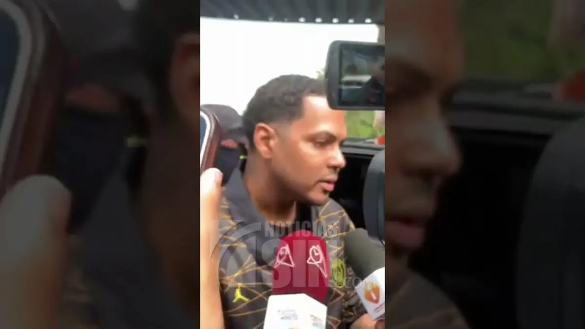 Alofoke le dice a periodista que le dé el micrófono para el poder hablarle a la prensa