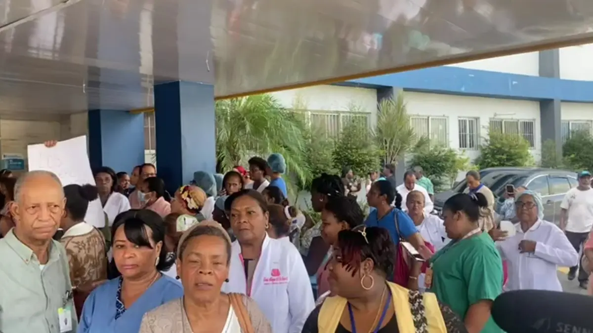 Médicos protestan para que Maternidad de Los Mina no sea privatizada