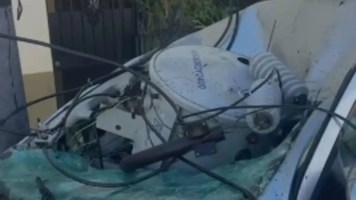 Vehículo accidentado derriba varios postes del tendido eléctrico en la Zona Colonial