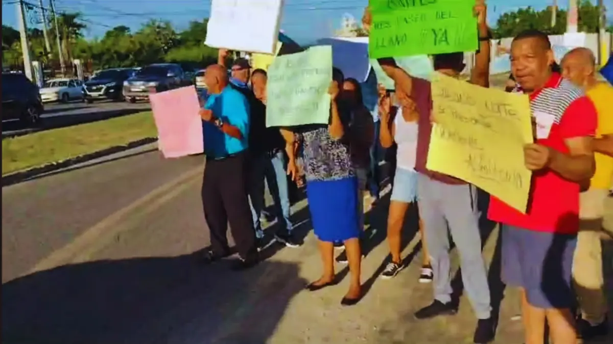 “Queremos el asfalto”, protestan moradores de Paseo del Llano