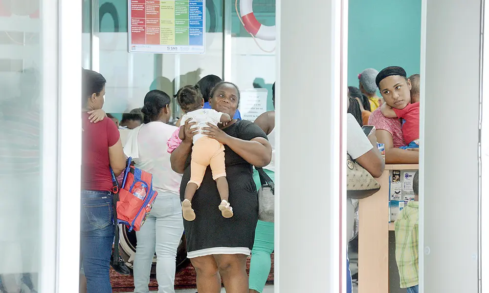En sillones, así reciben atenciones médicas algunos pacientes con dengue en el Hugo Mendoza