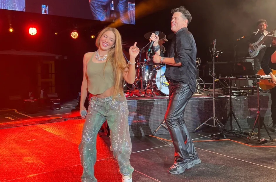 Shakira sorprende a Carlos Vives en concierto