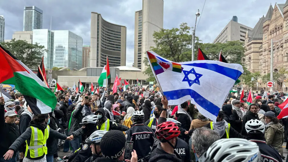 Decenas de personas se solidarizan con Palestina frente a la embajada de Israel en Ecuador