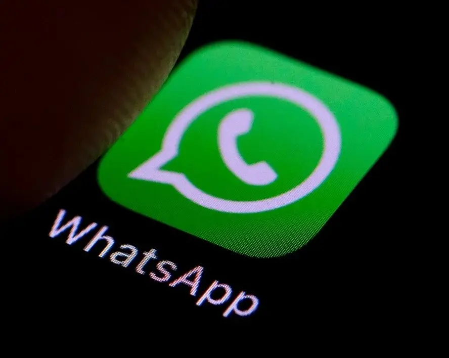 ¿Para qué sirve la función revisión del administrador en WhatsApp?