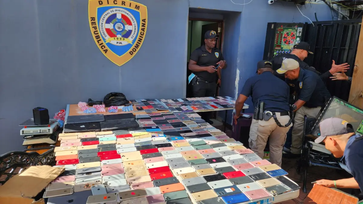 Recuperan 203 Iphone tras allanamiento a casa en la 42 de Capotillo