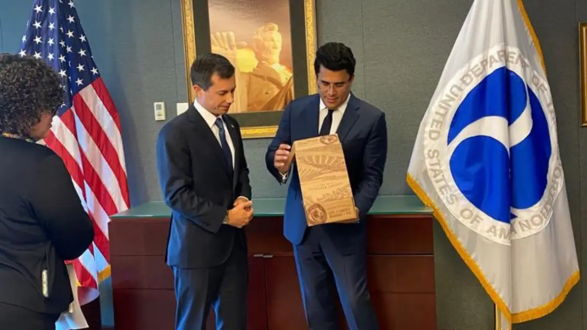 Collado se reúne con secretario de Transporte de Estados Unidos