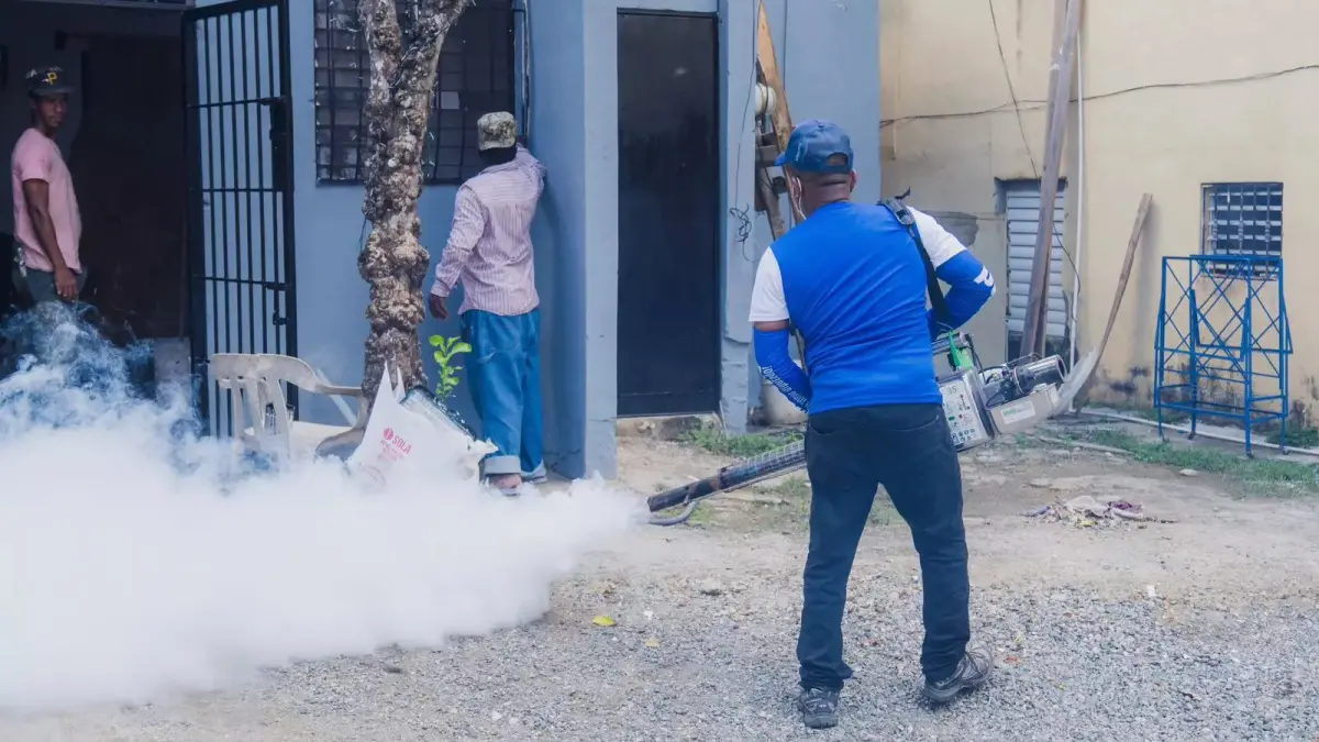 Fumigan unas 40,000 viviendas en el país en campaña para erradicar el dengue