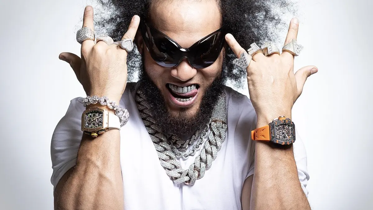 El Alfa se mofa de su “calvicie” para promocionar nuevo álbum