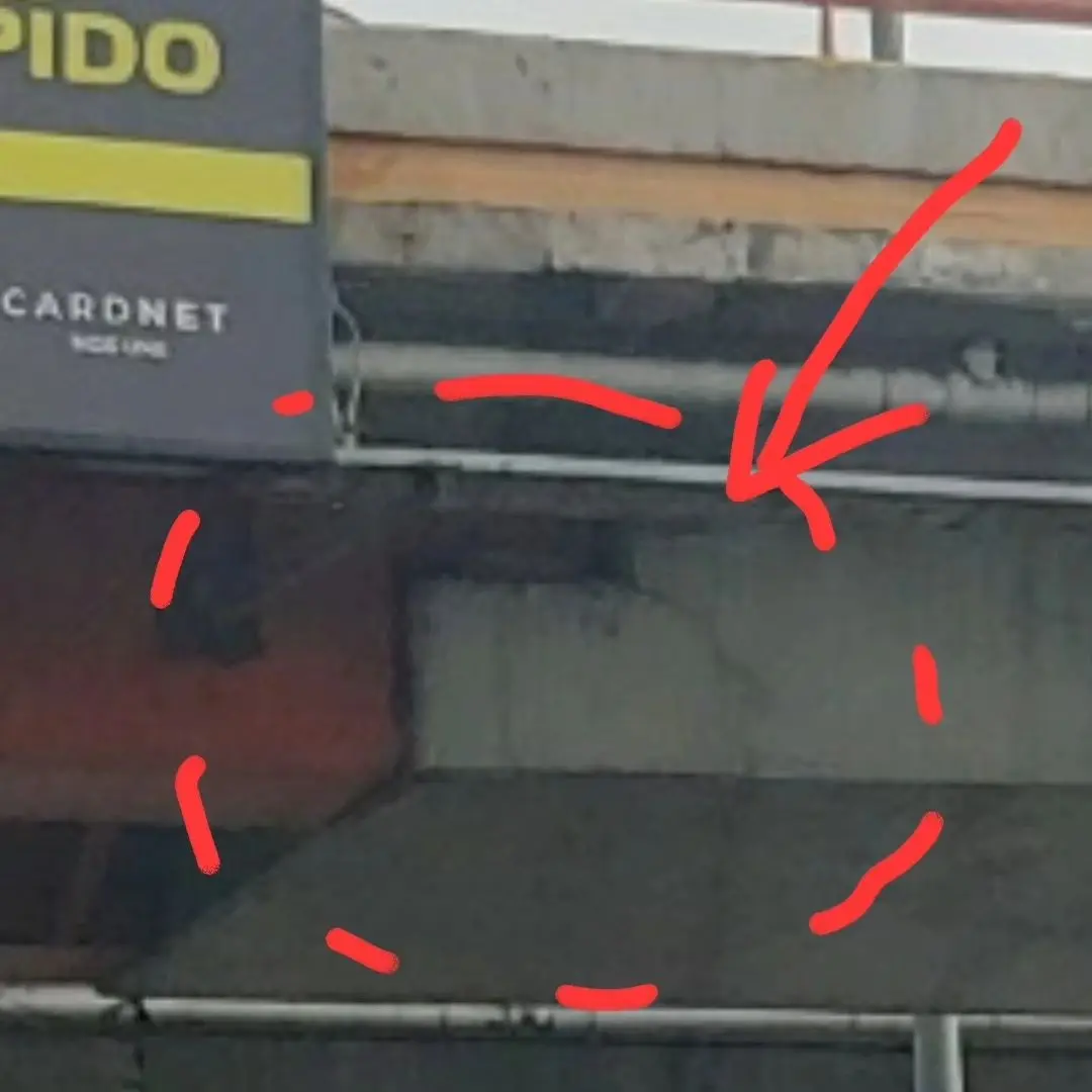 Denuncian grieta en elevado de avenida John F. Kennedy