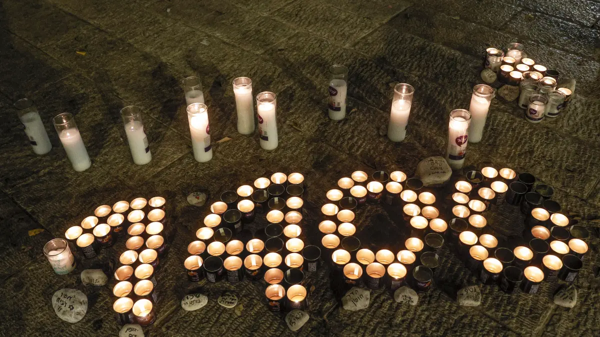 Encienden 1,400 velas a un mes de la masacre de Hamás