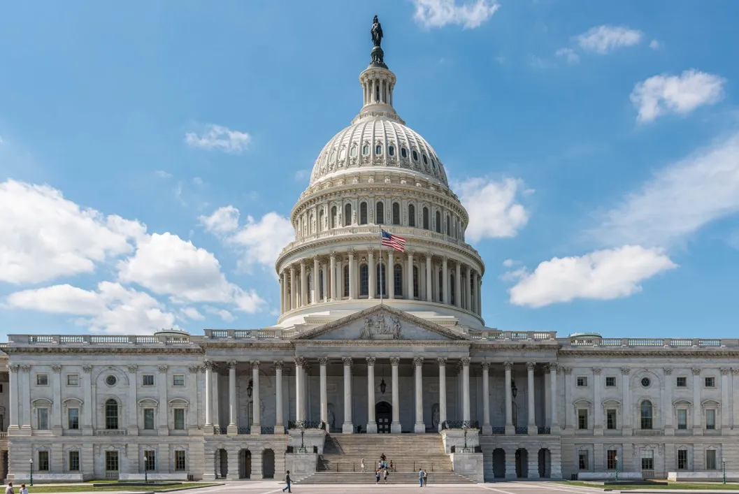 Detienen a un hombre armado junto al Capitolio de EEUU y descartan paquete sospechoso