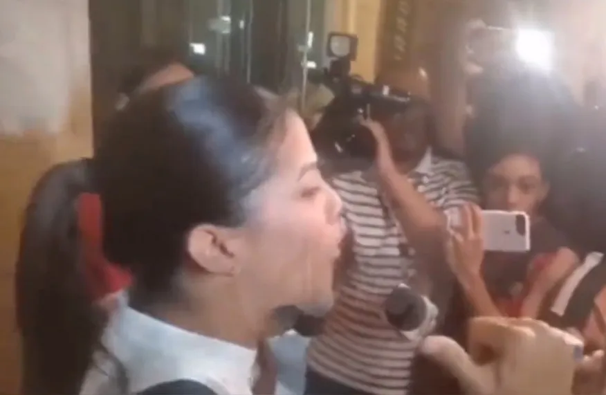 Sacan mujer reclamaba prestaciones en plena misa